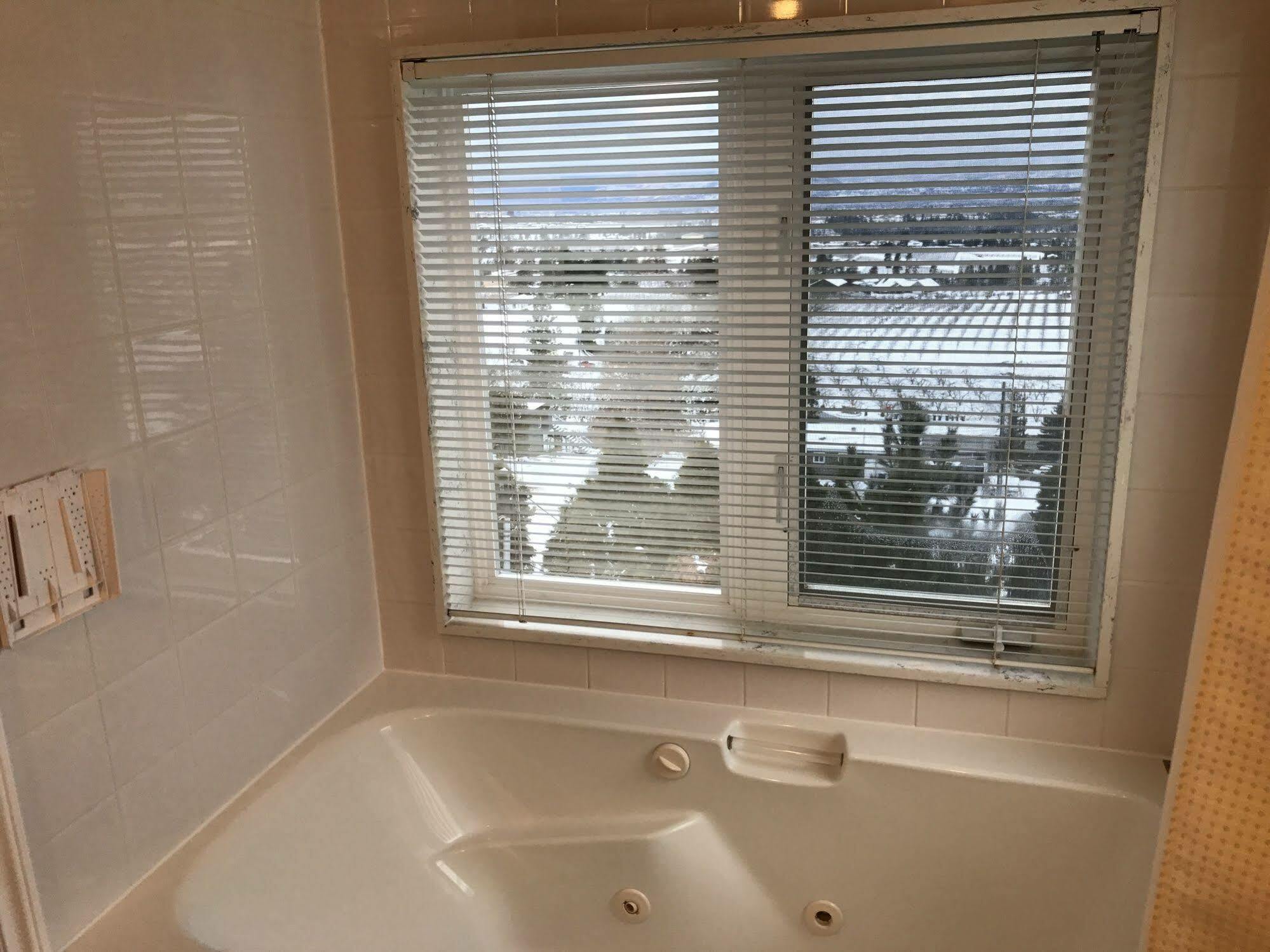 Acker Vacation Rentals Келоуна Екстериор снимка